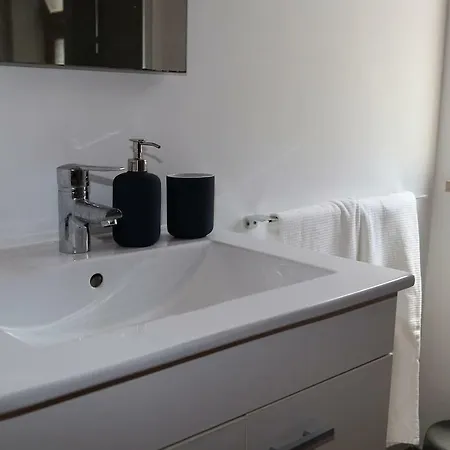 Beach Apartment, Meia Praia, *
